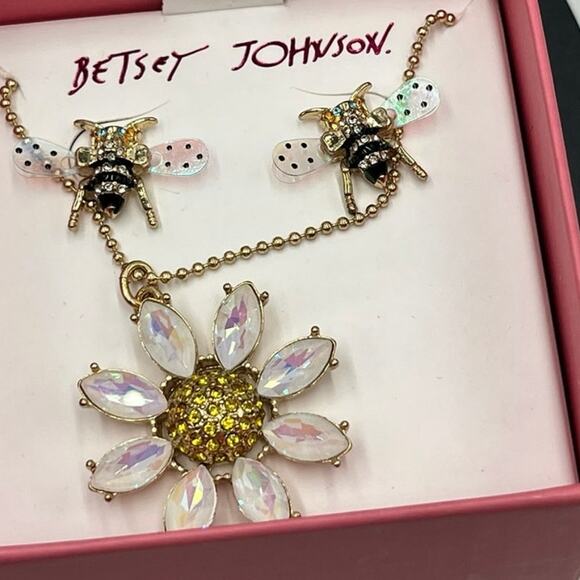 Betsey Johnson Gold Tone Rhinestone Daisy Pendant Necklace Bee Stud
Earrings New - Picture 2 of 6